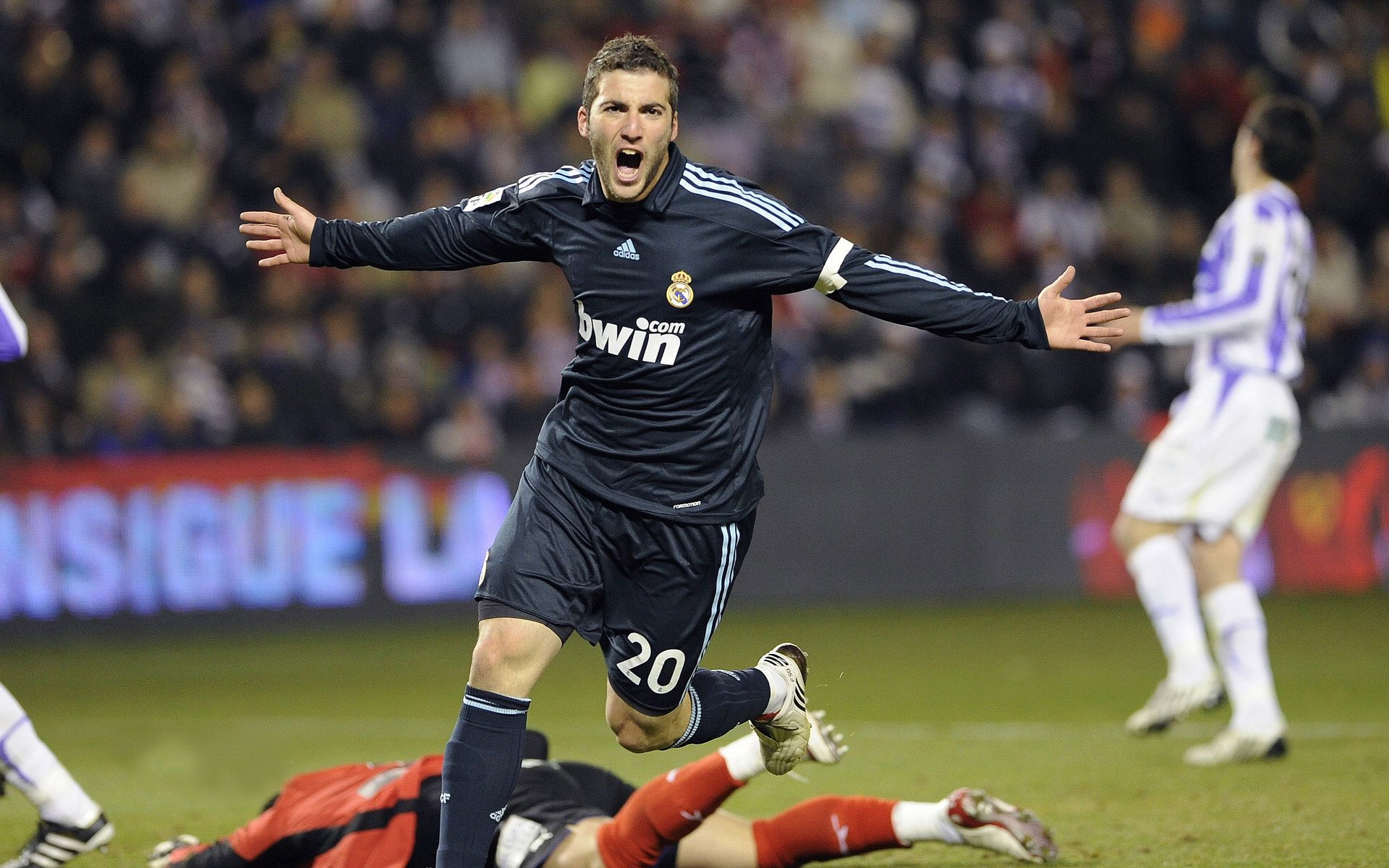 跨越赛场的统治力，当雄鹿一波流席卷鹈鹕，米切尔在欧冠决赛接管战场