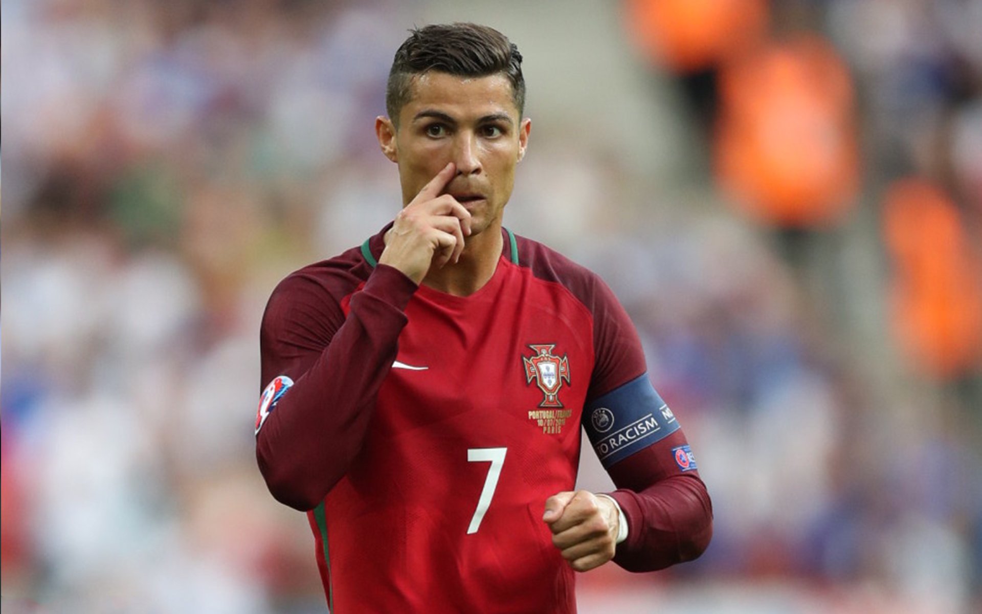 终场哨响，他撕下了别人家孩子的标签