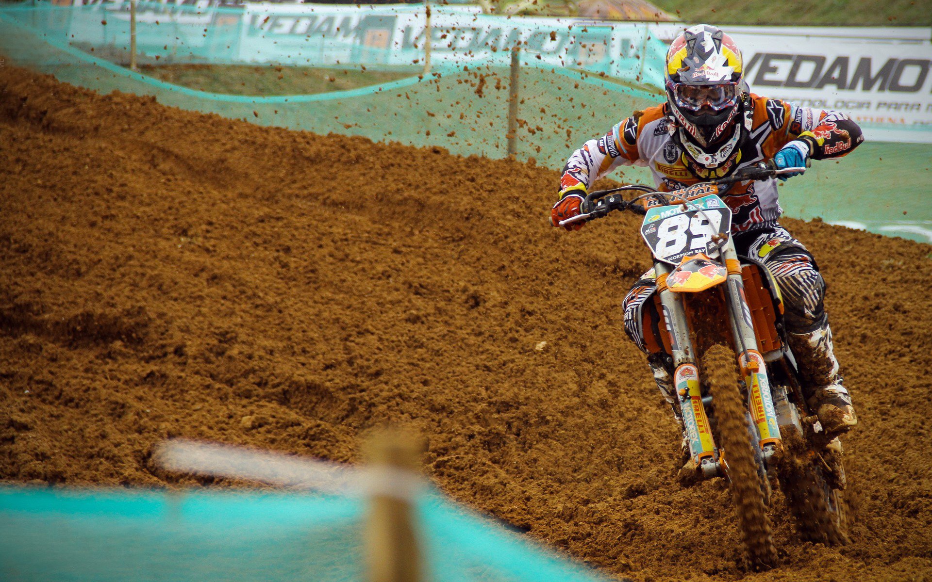 赛道上的阶级跨越，阿斯顿马丁如何碾压索伯，拉塞尔关键制胜背后的战术革命